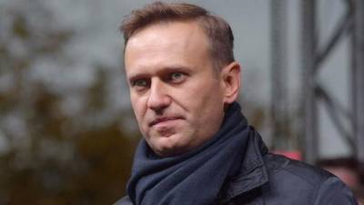 Навальный может самостоятельно вставать с постели, его отключили от аппарата ИВЛ, - врачи