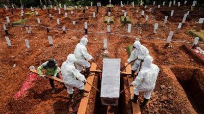 За отсутствие масок заставили копать могилы для умерших от коронавируса