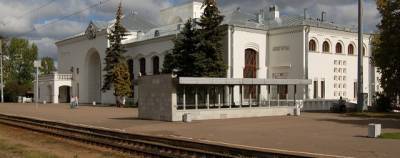 У здания железнодорожного вокзала в Великом Новгороде спилили ели