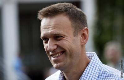 Навальный стал вставать с постели