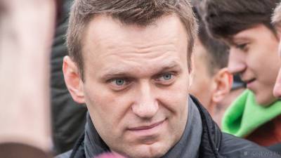 Навальному стало лучше: может вставать с постели
