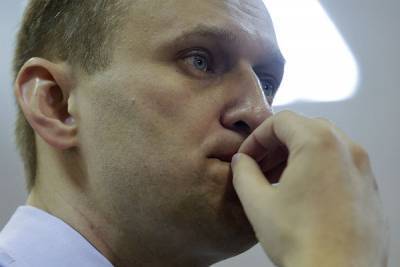 Навальный стал вставать на ноги