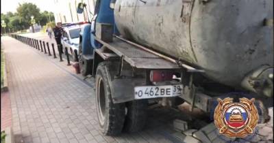 В полиции рассказали подробности ДТП в Черняховске, где грузовик снёс ограду тротуара (видео с места аварии)
