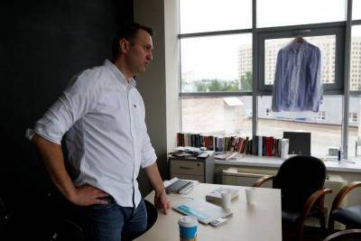 Состояние Навального продолжает улучшаться, он встает с больничной койки -- клиника