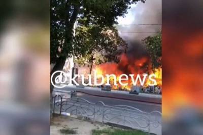 В Сочи потушили крупный пожар летнем в кафе