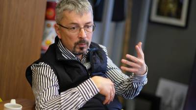 Попали прям в ухо: в министра культуры Украины бросили яйцом перед пресс-конференцией (видео)