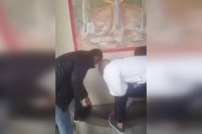 Чеченцев, помывших ботинки в святом источнике в Калининграде, заставят извиниться - znak.com - Калининград