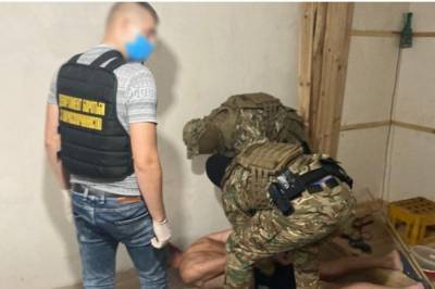 Правоохранители задержали вооруженную группу торговцев амфетамином в Хмельницкой области