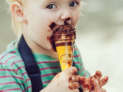 Малыш с невероятным аппетитом съел свое первое мороженое: вам тоже захочется