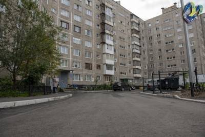 В Мурманске продолжается ремонт двора на улице Героев Рыбачьего