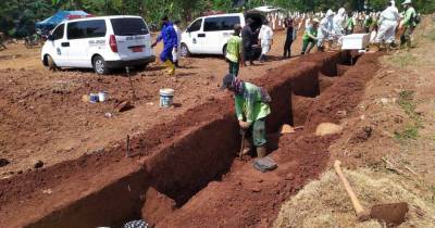 В Индонезии «антимасочников» заставили копать могилы
