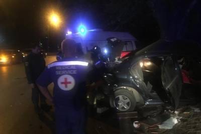 В Ростове 53-летний водитель погиб, врезавшись в дерево