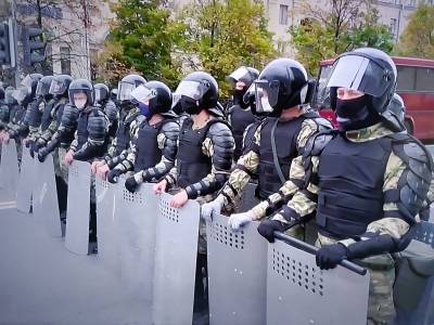 На ногах кроссовки, за спиной дубина: переедут ли белорусские "тихари" на российские митинги?