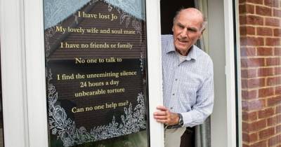 "Проклят одиночеством": 75-летний вдовец ищет друзей с помощью плаката