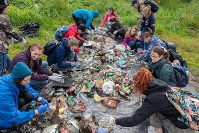 В Петрозаводске волонтеры Greenpeace очистили от мусора берег Онежского озера