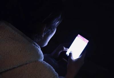 Дерматолог предупредил об опасности света смартфонов для кожи