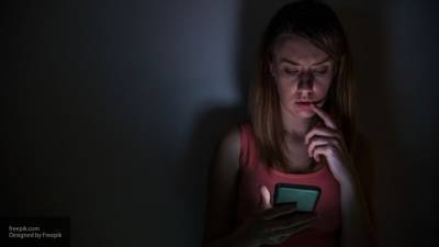 Дерматолог сообщил об опасности излучения экрана телефона для кожи