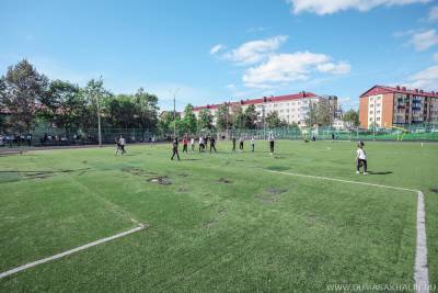 На стадионе у школы №8 Южно-Сахалинска обновят покрытие