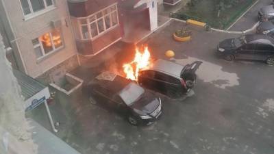 В тюменском дворе на Широтной сгорел автомобиль