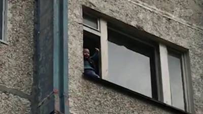 В Сургуте мужчина едва не выбросил из окна квартиры на пятом этаже своего двухлетнего внука