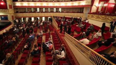 В петербургских театрах и концертных залах отменили шахматную рассадку