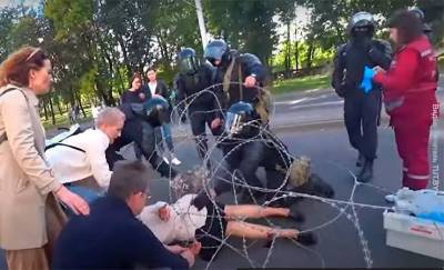 В Минске мотоциклисты ГАИ въехали в «колючку», а та порвалась и окутала женщину. Что об этом известно