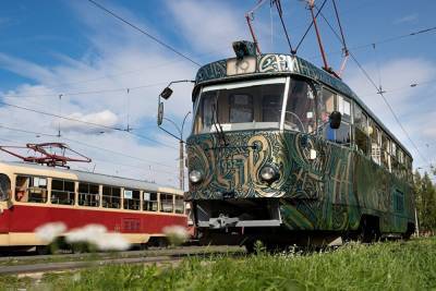 На улицах Екатеринбурга появится трамвай, расписанный каллиграфом