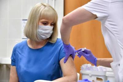 Условием для получения соцвыплат медиками может стать вакцинация от коронавируса