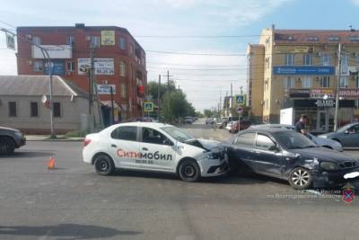 Пассажирка такси попала в больницу после ДТП в Волгограде