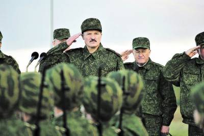 Карнавализация Белоруссии: Лукашенко переходит на военные рельсы — интервью