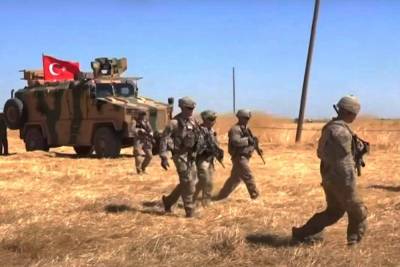 Турецкие военные вышли на патрулирование части трассы М4 в Сирии без россиян
