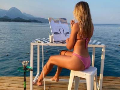 На фоне моря: Леся Никитюк в розовом соблазнительном купальнике показала свой досуг