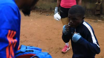 Десятилетий боксер из Нигерии выиграл 65 боев подряд.