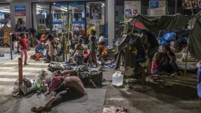 Беженцы из сгоревшего на Лесбосе лагеря живут под открытым небом