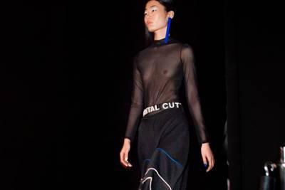 Дизайнер отправила моделей на подиум с голой грудью на неделе моды в Мадриде