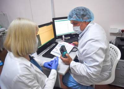 Состояние участников испытания вакцины от COVID-19 будут отслеживать электронные браслеты