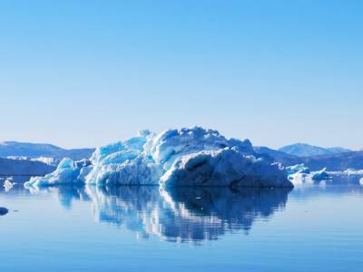 От крупнейшего ледника Гренландии откололся огромный осколок