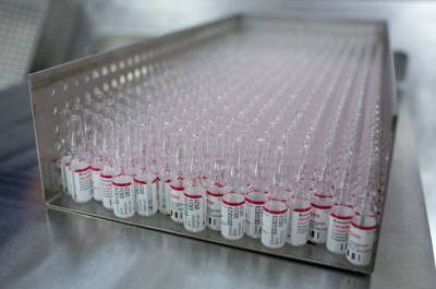 О жалобах у привитых вакциной от COVID-19 добровольцев сообщил Мурашко