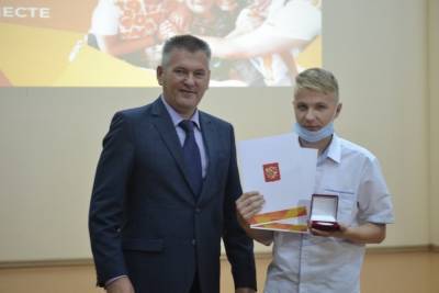 Волонтёров, которые помогали пенсионерам, наградили в Тверской области