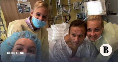 Навальный опубликовал первое фото в Instagram после госпитализации