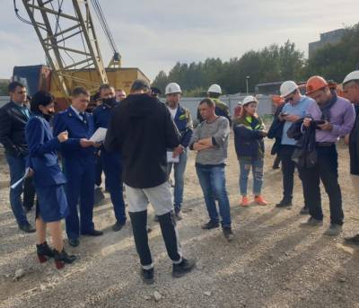 В Кемерове рабочие отказались спускаться со строительного крана из-за долгов по зарплате
