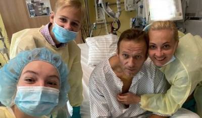 Алексей Навальный опубликовал первое фото из немецкого госпиталя