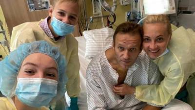 Навальный показал первое фото после отравления