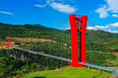 В Китае построили мост полностью из стекла, и висит он над ущельем на высоте 200 метров