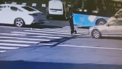 В Петербурге водитель сбил молодого человека на самокате на переходе.