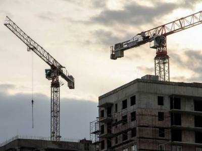 В Кузбассе строители не спускаются с крана с требованием выплаты долгов