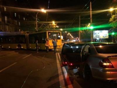 На Куреневке в Киеве контактная сеть троллейбуса рухнула на Mercedes