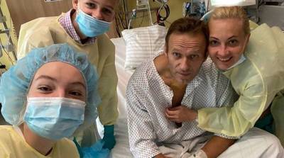 Навальный опубликовал фото с больничной койки и пообещал вернуться в Россию
