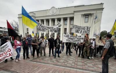 Бастующие шахтеры Кривого Рога приехали под Раду