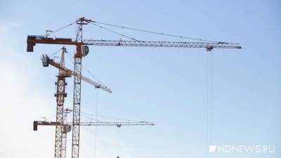 В Кемерово строители отказались спускаться с крана из-за невыплаты зарплаты